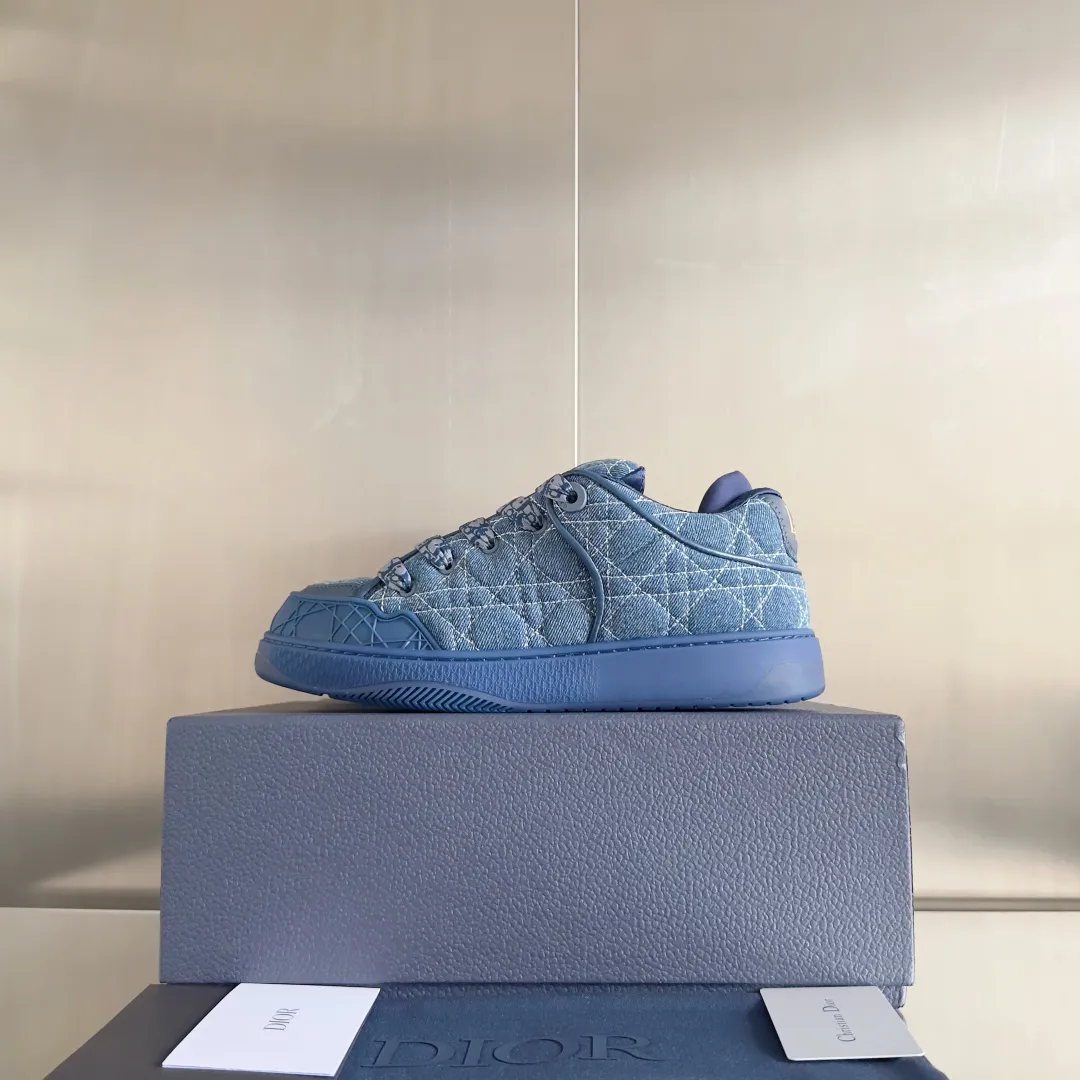 [DIOR] P: 820💰 Men's 39-44. (Male 38. 45. Customized) Dior Dior B9S series top version bread shoes casual sports shoes skate shoes original purchase development and production This new B9S skateboard sneakers are inspired by skateboarding and Dior's high-order spirit. Crafted from navy blue cotton tweed, the classic cannage pattern is reinterpreted with grained calfskin details in homage to Dior's savoir-faire. Padded tongue and technical fabric leg provide ideal comfort. Iconic details abound throughout the design, such as the Dior signature on the heel and tongue, cannage-patterned panels, and the rubber Dior Charm signature on the side inspired by the Dior logo. The rubber soles engraved with Oblique printing with a gradient effect are more refined and can add a high-end temperament to various looks. Exquisite packaging at the delivery counter🛍📦 ▪️Fabric: Original customized first-layer cowhide + tweed ▪️Inner lining: Customized breathable lining ▪️Outsole: Original open-molded anti-slip TPU material ▪️Sole thickness: 3.5CM.